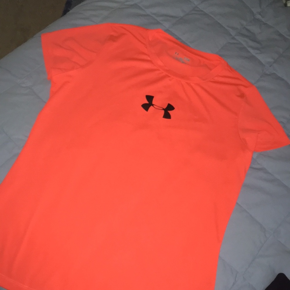 UNDER AMOUR HEAT GEAR LOOSE FIT TOP